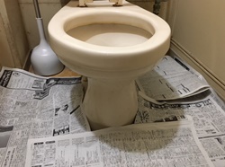 高い位置から水を流してトイレつまりを直すときは床に新聞紙等を敷きましょう