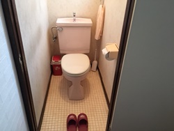 トイレ内の邪魔な物や汚したくない物はトイレの外に出しておきましょう